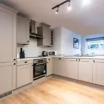 2Br Apartment With Parking, Close To York Centre