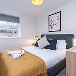 2Br Apartment With Parking, Close To York Centre