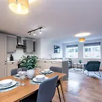 2Br Apartment With Parking, Close To York Centre