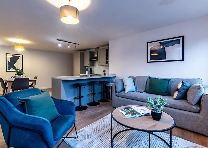 2Br Apartment With Parking, Close To York Centre